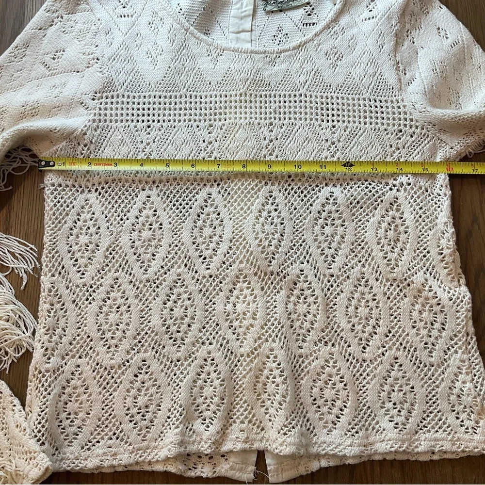 Gimmicks BKE Ivory Crochet Long Sleeve with Fringe Size Small EUC